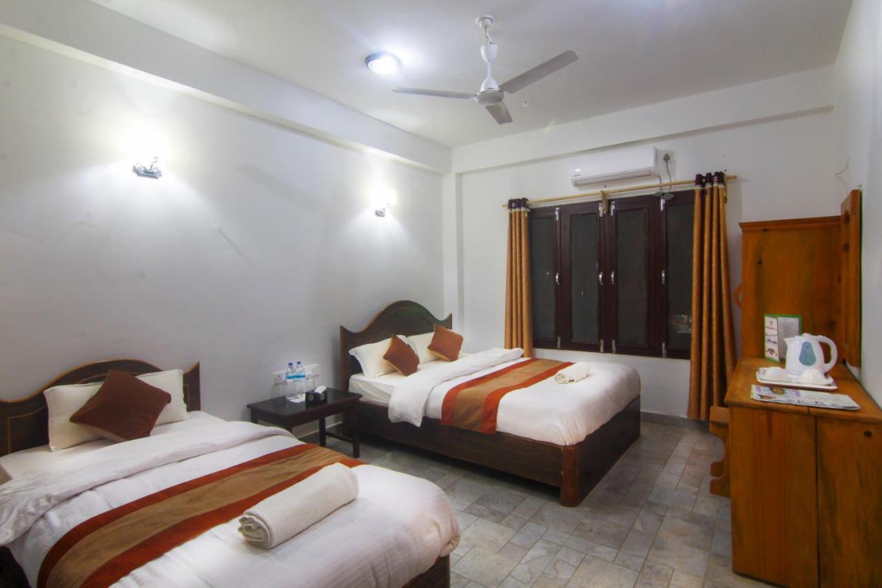 Hotel Chitwan Park Village Sauraha Exterior foto