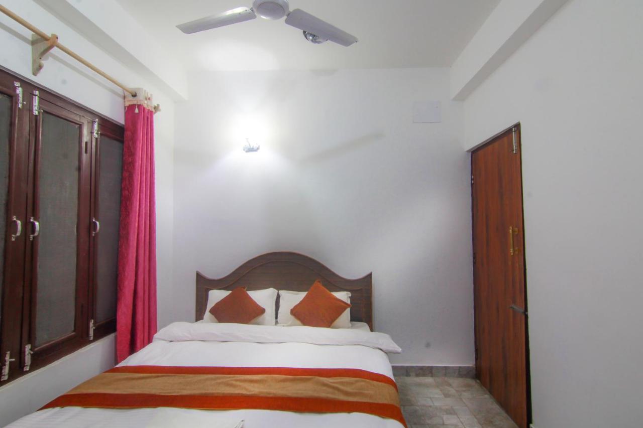 Hotel Chitwan Park Village Sauraha Exterior foto